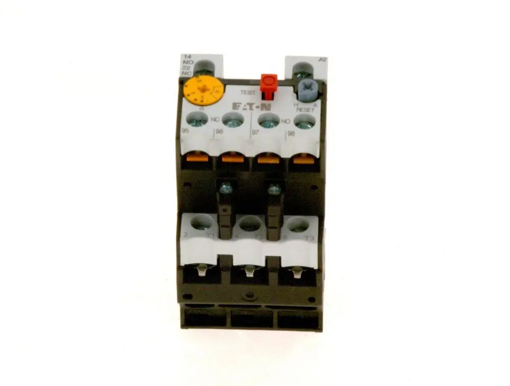 Schutzschalter von Bosch mit mehrere Anschlussmöglichkeiten und Bedienelementen. Die obere Reihe zeigt Tester und Reset-Funktion, während die unteren Anschlüsse für elektrische Verbindungen verwendet werden.